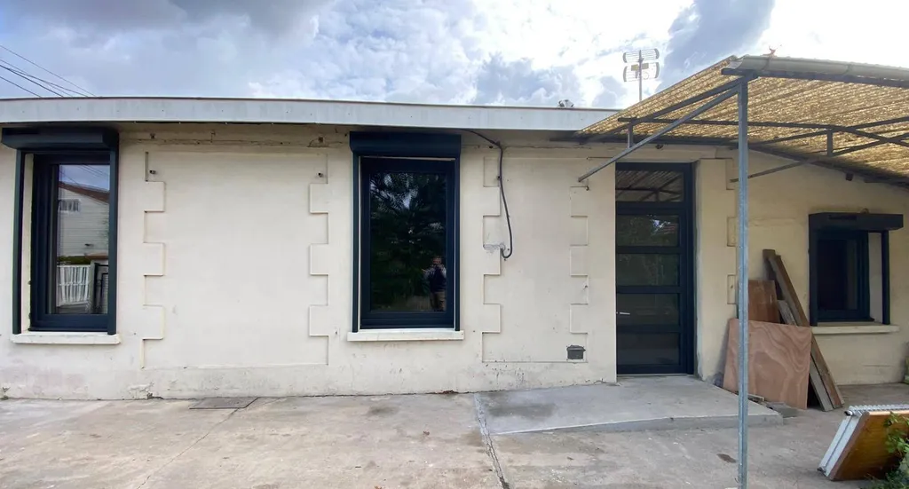 Installation de fenêtres en PVC fabriquées sur mesure dans le cadre d'une rénovation sur la commune de Floirac proche de Bordeaux 