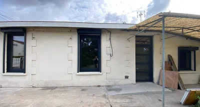 Installation de fenêtres en PVC fabriquées sur mesure dans le cadre d'une rénovation sur la commune de Floirac proche de Bordeaux 