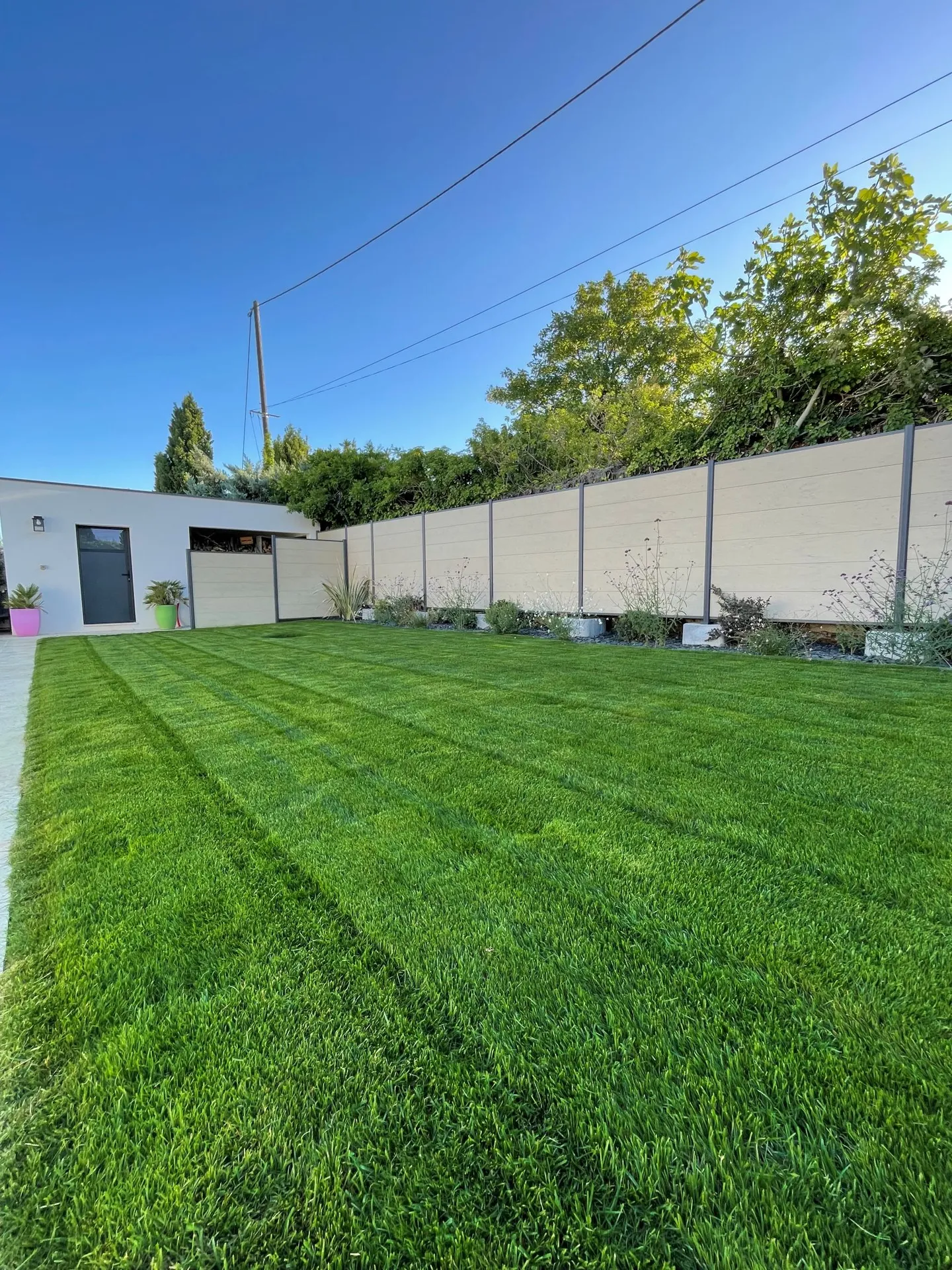 Paysagiste pour pose de clôture rigide pour les professionnels à Aix en Provence