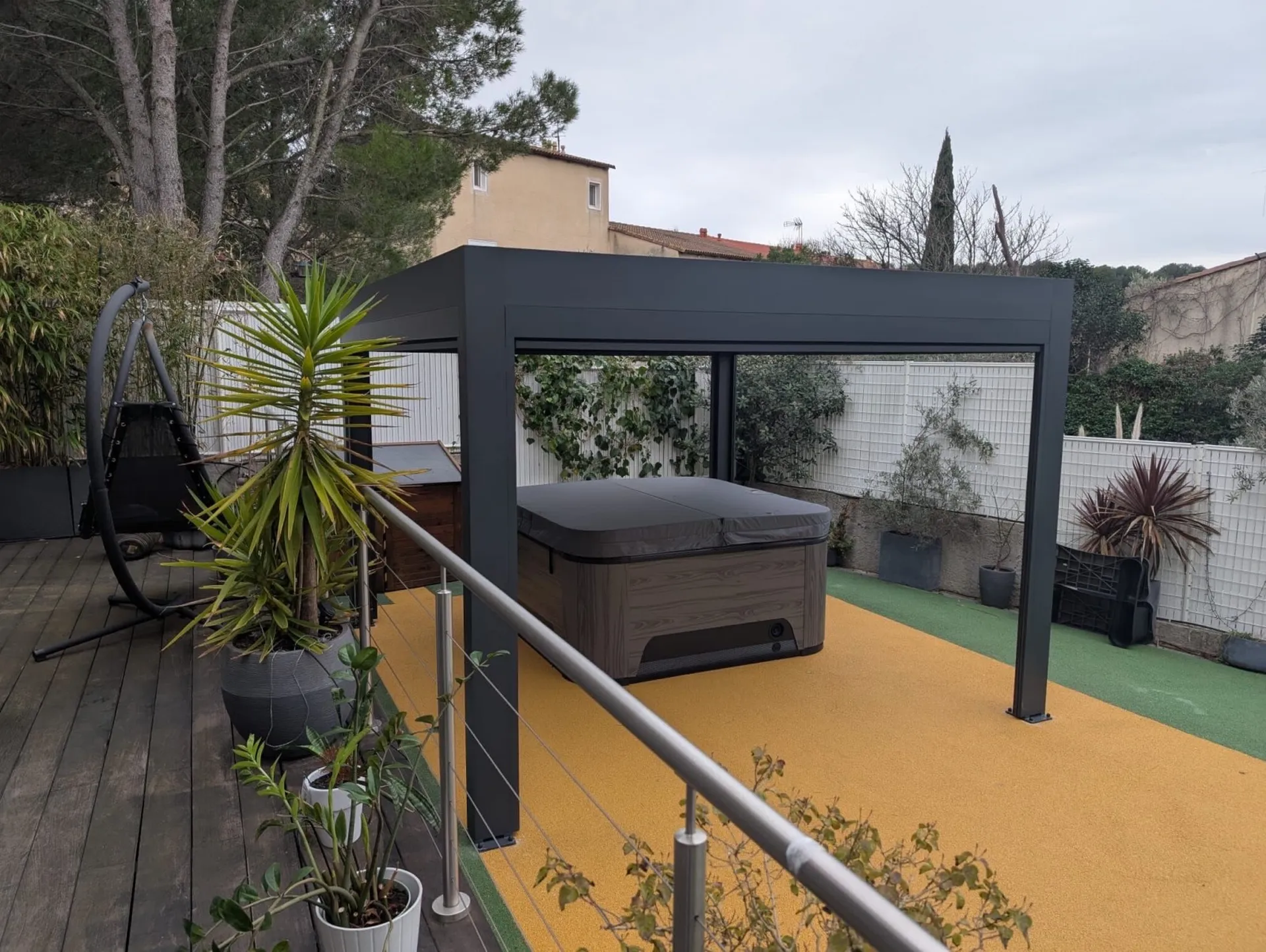 Mise en place d'une pergola Bioclimatique Marquises modèle IZI sur Ensues la Redonne