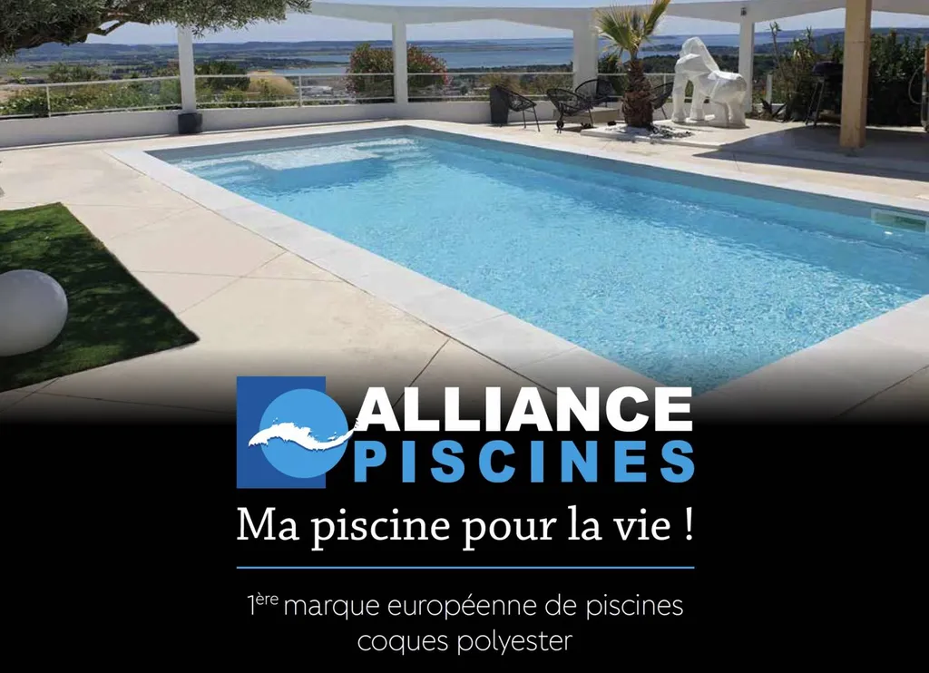 Piscine coque blanche moderne by Alliance piscines 83 à fond plat