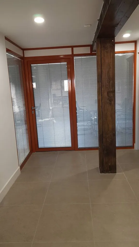 Cloisons amovibles vitrées sur mesure avec stores vénitiens dans un bureau directionnel à Paris