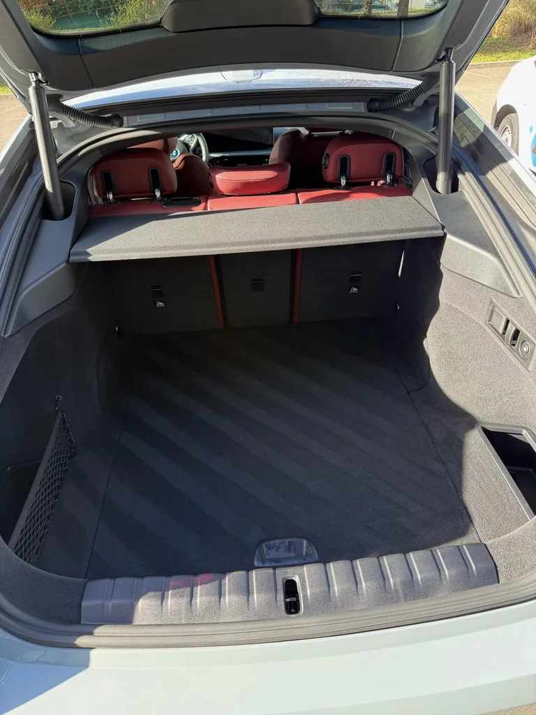 Nettoyage intérieur complet d'une Bmw I4 avec protection des cuirs premium à Saint-Étienne près d’Andrézieux-Bouthéon intérieur rénové durablement