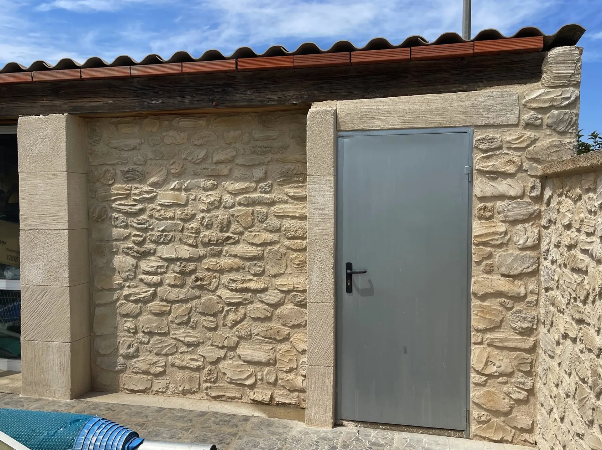 Décoration d’un porche d’entrée et d’une clôture autour d’une piscine à Rivesaltes proche de Perpignan dans les Pyrénées Orientales 