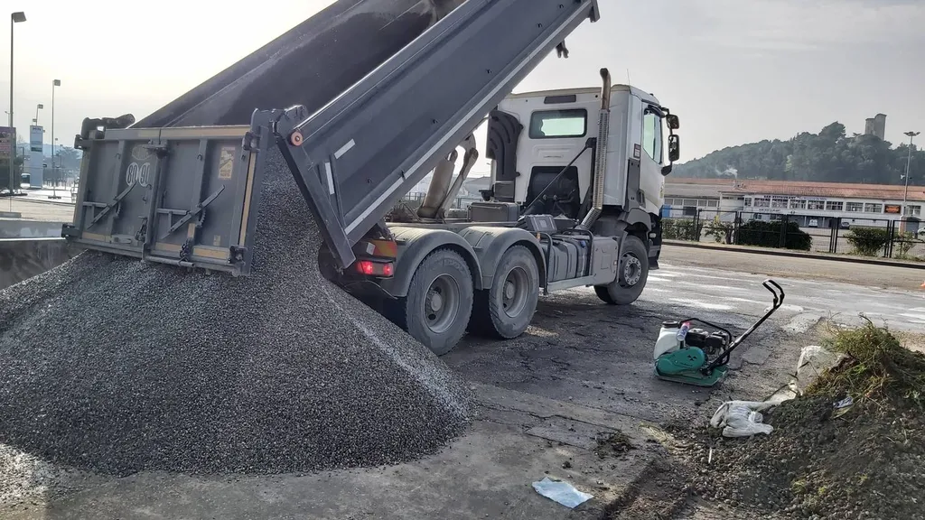 Réfection en gravillonnage bicouche du parking d'un garage à Chateaurenard dans les Bouches du Rhône
