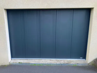 porte de garage latérale motorisée gris anthracite Gypass à Riom par 3 Baies