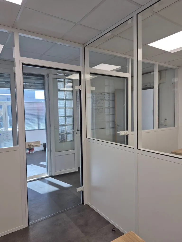 Pose de cloisons modulaires semi-vitrées-Cloisons de bureau-Vitrolles