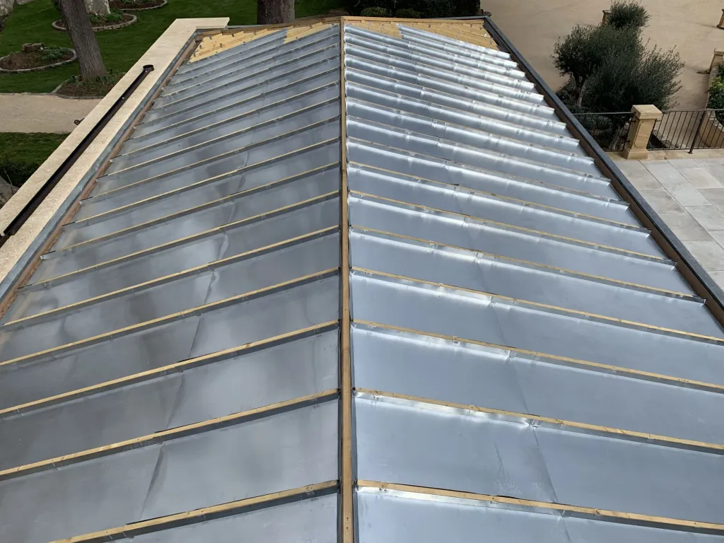 Toiture en zinc à Meyreuil dans les Bouches du Rhônes