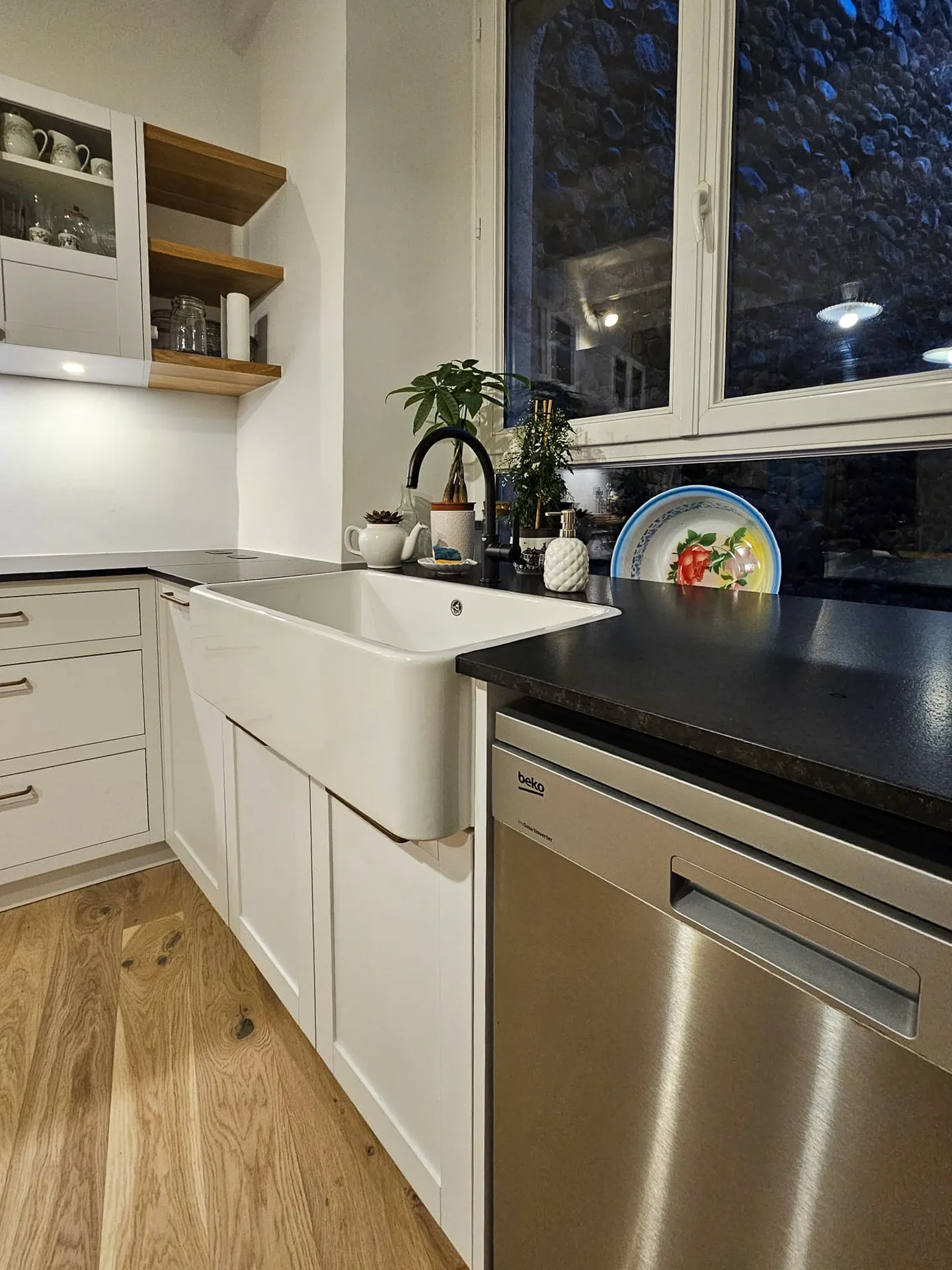 Cuisine sur mesure blanche et chêne à Vogüé : agencement en L, évier timbre d’office et finitions soignées