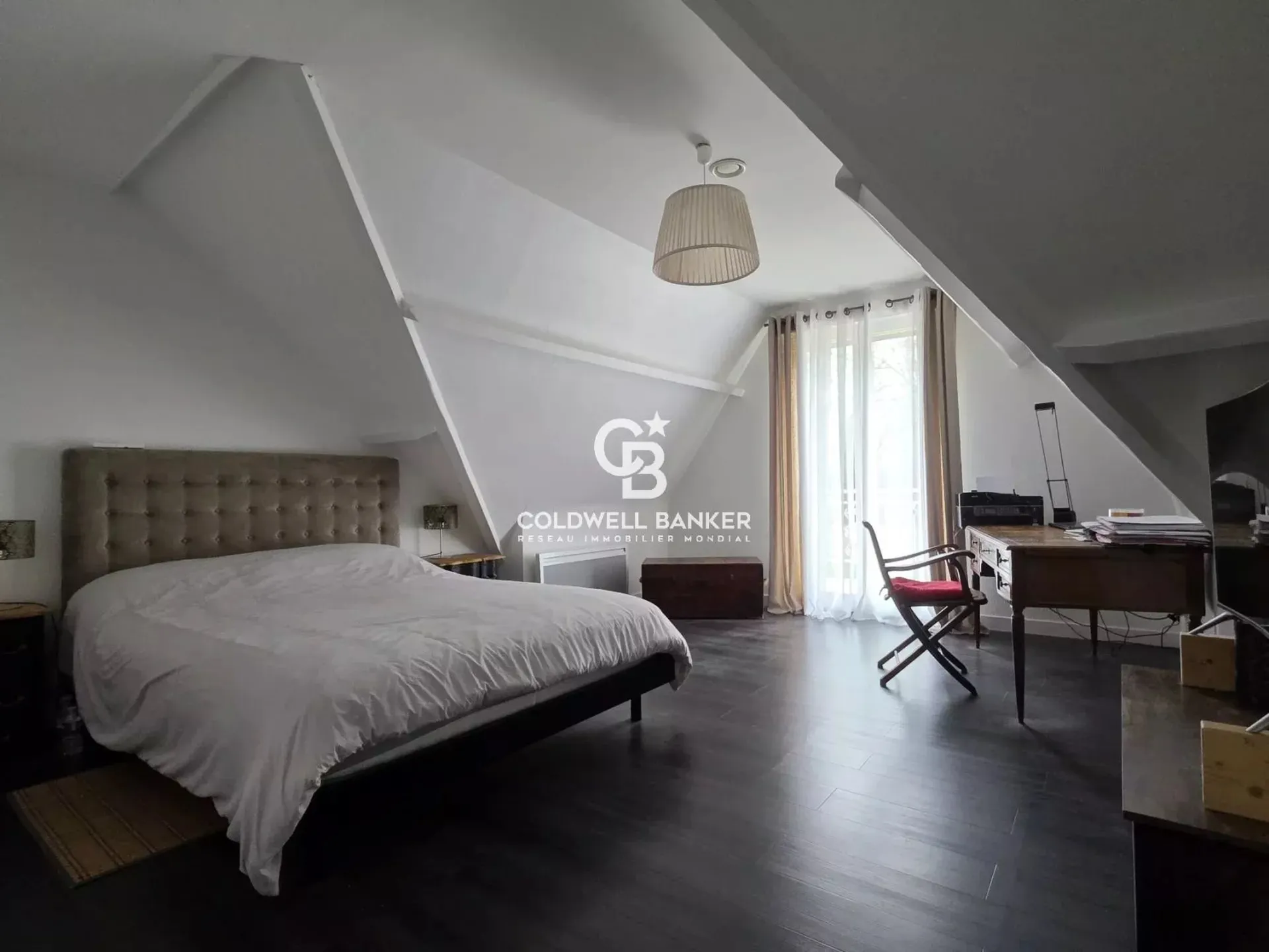 propriété de charme avec grand séjour et véranda ouverte sur jardin en Sarthe