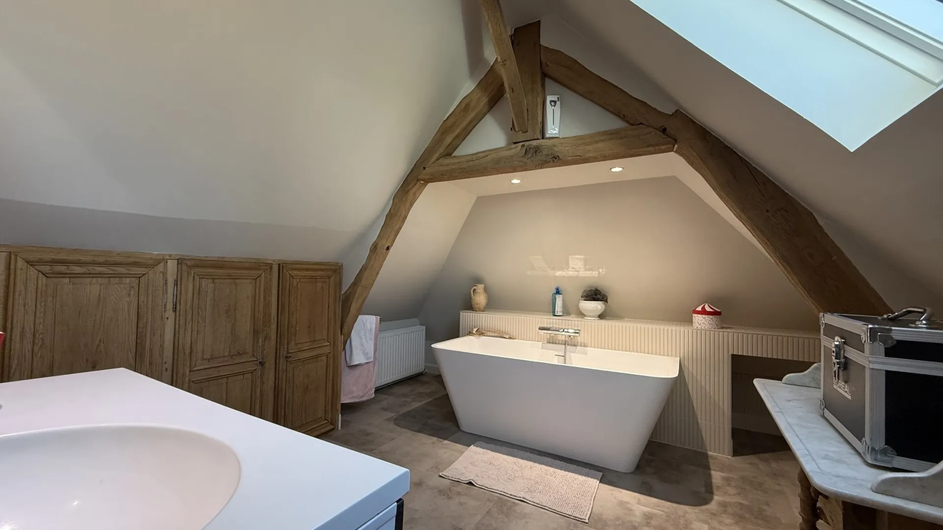 Magnifique Longère normande, entièrement rénovée mêlant le charme d’origine au contemporain.