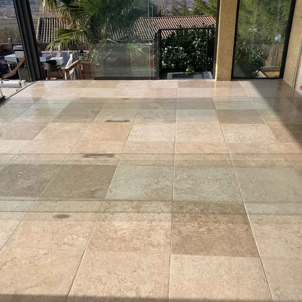 Faire poser un carrelage grand format en pierre naturelle pour votre rénovation intérieure de maison à Montpellier et Nîmes dans le Gard