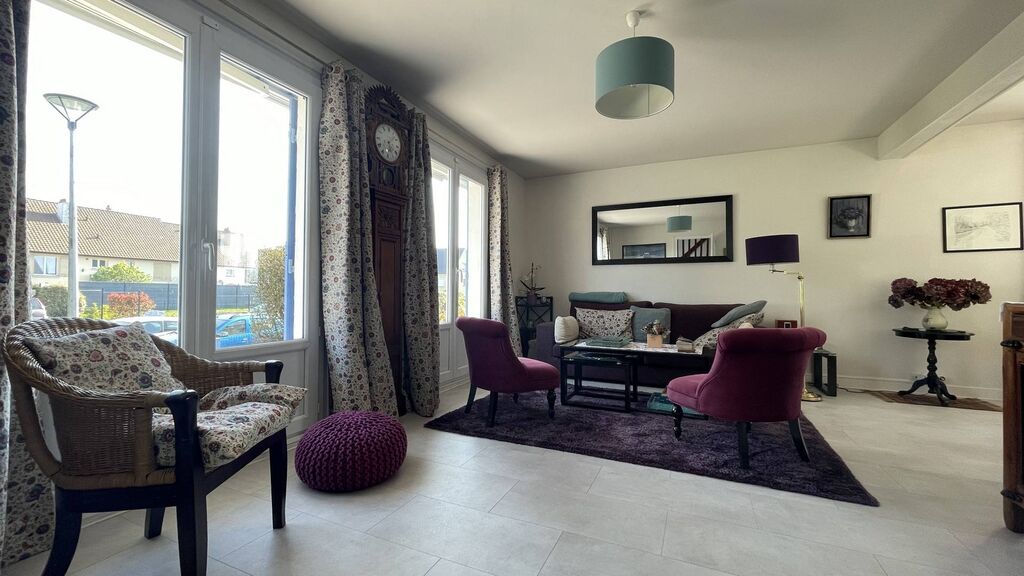 À vendre en Normandie : Maison avec jardin clos de 546 m² : Un cadre extérieur agréable et sécurisé pour les enfants.