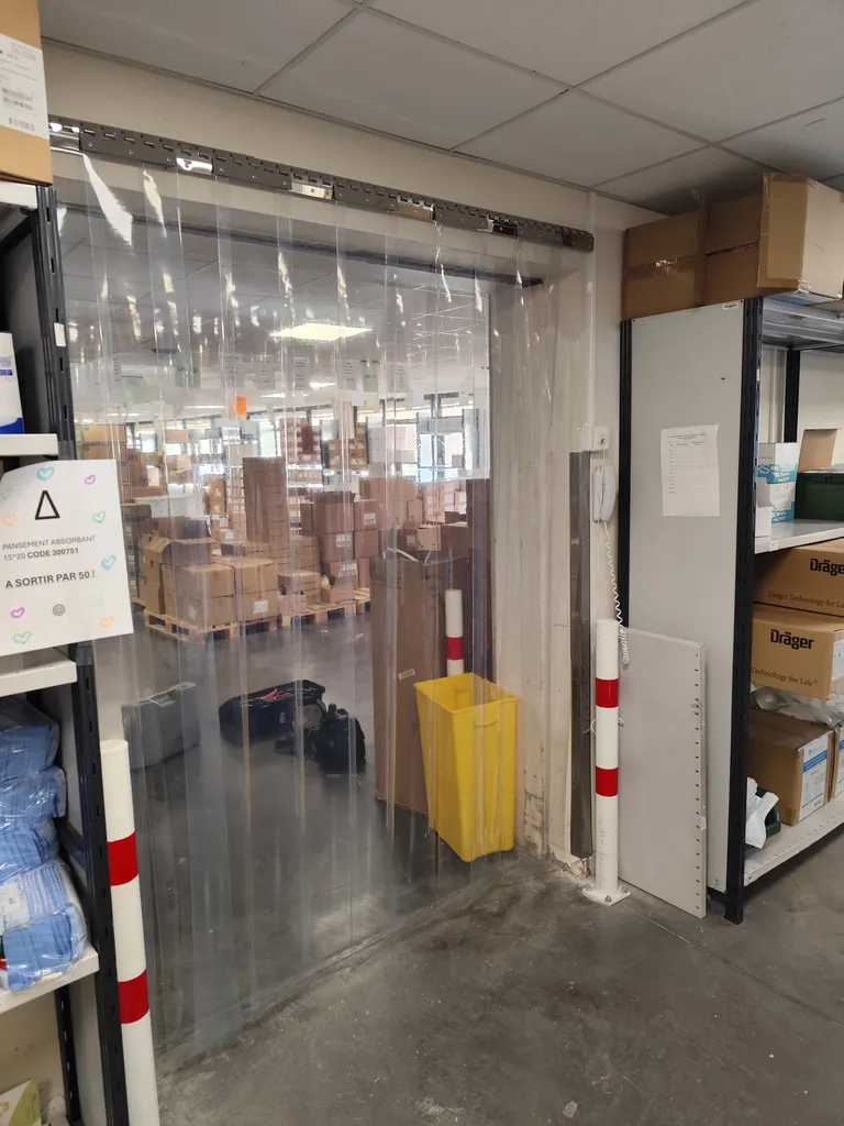 RIDEAUX LANIERES PVC TRANSPARENT POUR ISOLATION THERMIQUE DE CIRCULATION DU PERSONNEL ET MATÉRIEL INTÉRIEUR/ EXTÉRIEUR FROID ET CHAUD.
 HÔPITAL AIX EN PROVENCE 
BOUCHES DU RHÔNE 13