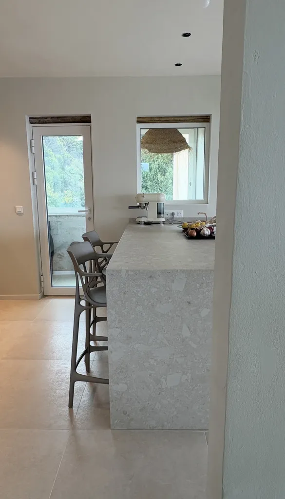 Réception de chantier cuisine laque mat, vitrines et plan de travail Dekton by Cosentino