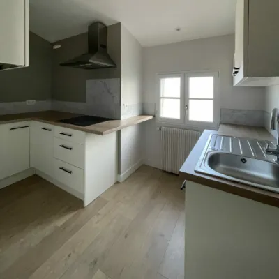 Cuisine compacte mais complète avec électroménager intégré, par l'Atelier D, architecte d'intérieur à Bordeaux