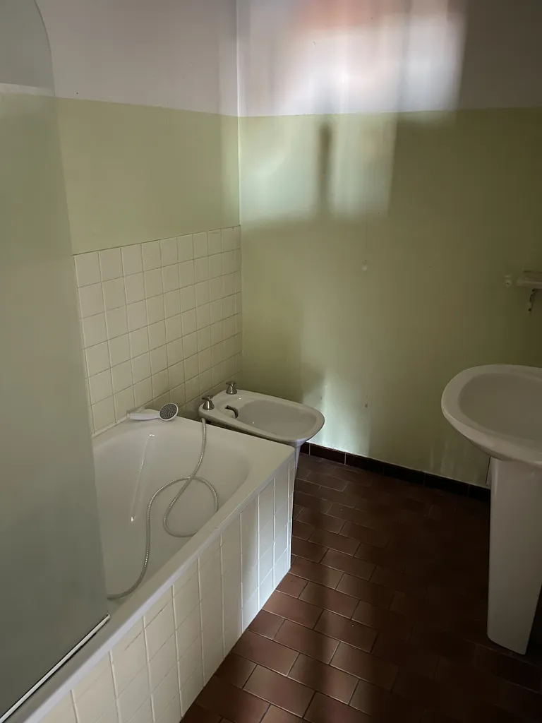 Salle de bain avant rénovation avec équipements anciens à remplacer