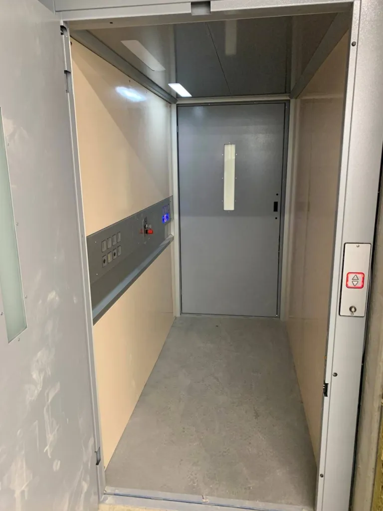 Installation d'un élévateur monte-charges VIMEC E07 dans un entrepôt logistique près d'Aix en Provence