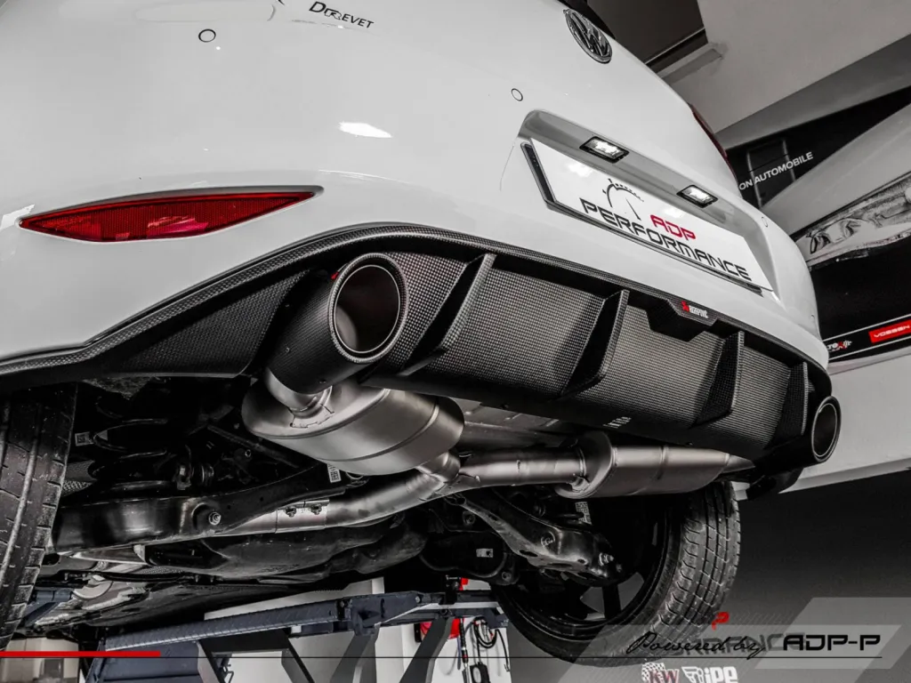 Diffeuseur et sorties d'échappement carbone Akrapovic VW Golf 7 GTI ClubSport