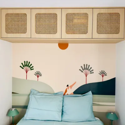 Rangements muraux pratiques et esthétiques dans chambre d’amis, par l’Atelier D. architecte d’intérieur à Bordeaux.