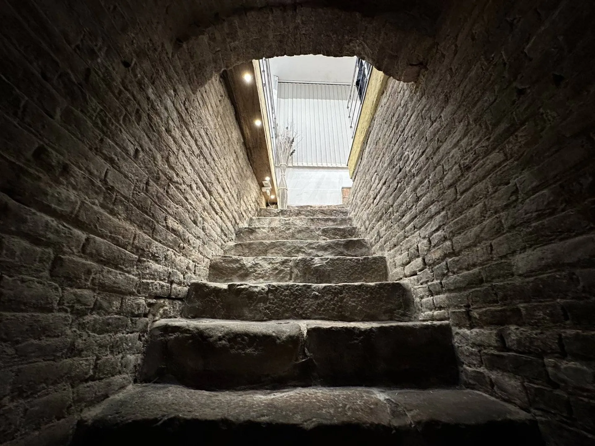 A vendre Charmant appartement réhabilité dans un ancien commerce avec cave voûtée