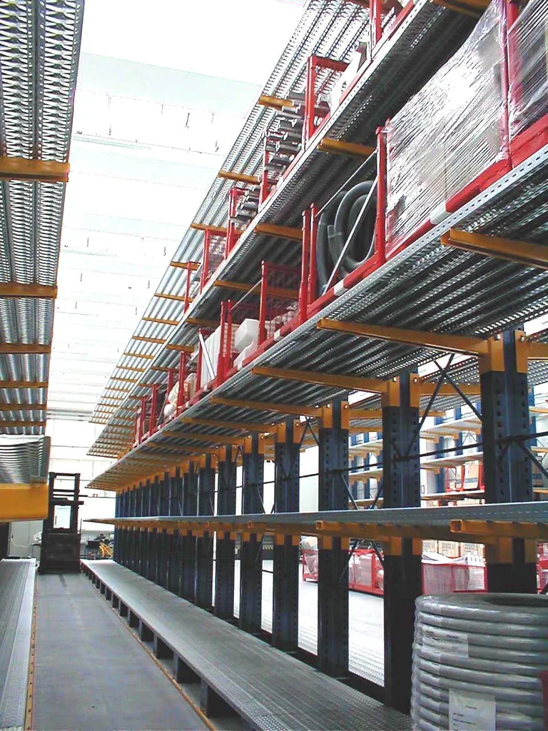 Installer un rayonnage cantilever avec platelage caillebotis pour charges hétérogènes à Toulouse et en Occitanie