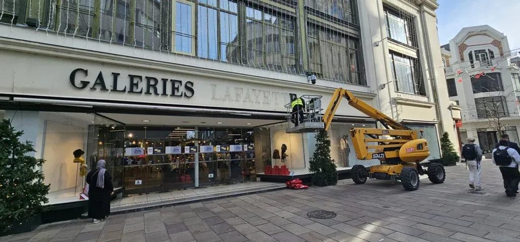 Dépose de l’enseigne des Galeries Lafayette du Mans