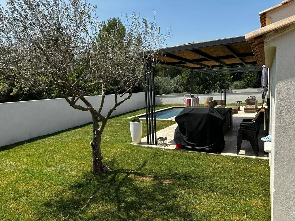 pergola sur mesure avec canisses à Marignane dans les Bouches du Rhone