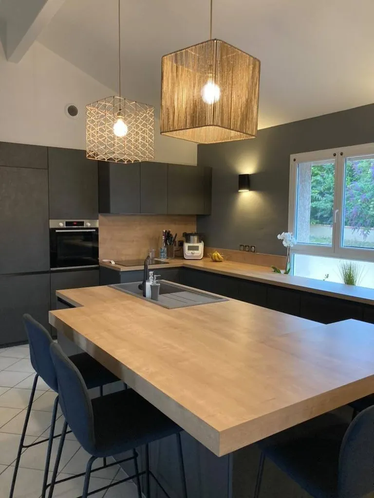 Cuisiniste à Lyon pour créer une cuisine noire et bois moderne 