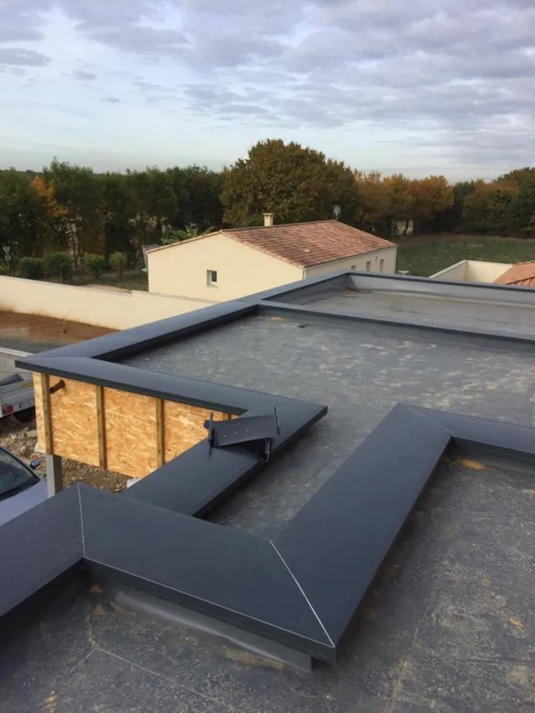 Couvertine aluminium de couleur sur mesure fabriquée sur place à Pont-Saint-Esprit dans le Gard Couvertine aluminium de couleur sur mesure fabriquée sur place à Pont-Saint-Esprit dans le Gard