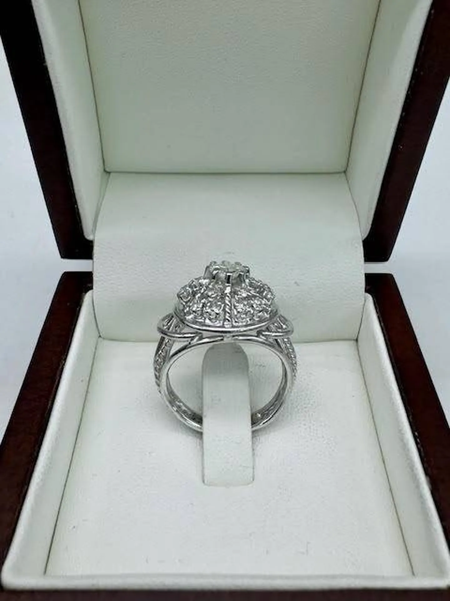 Artisanat et Élégance : Offrez-vous la Bague en Platine Sertie de Diamants