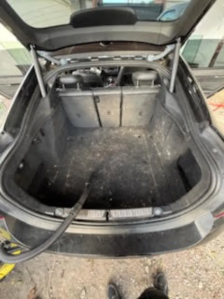 Détailing intérieur haut de gamme à Veauche avec une rénovation complète d’une BMW avec sellerie cuir et coffre infesté de poils de chien