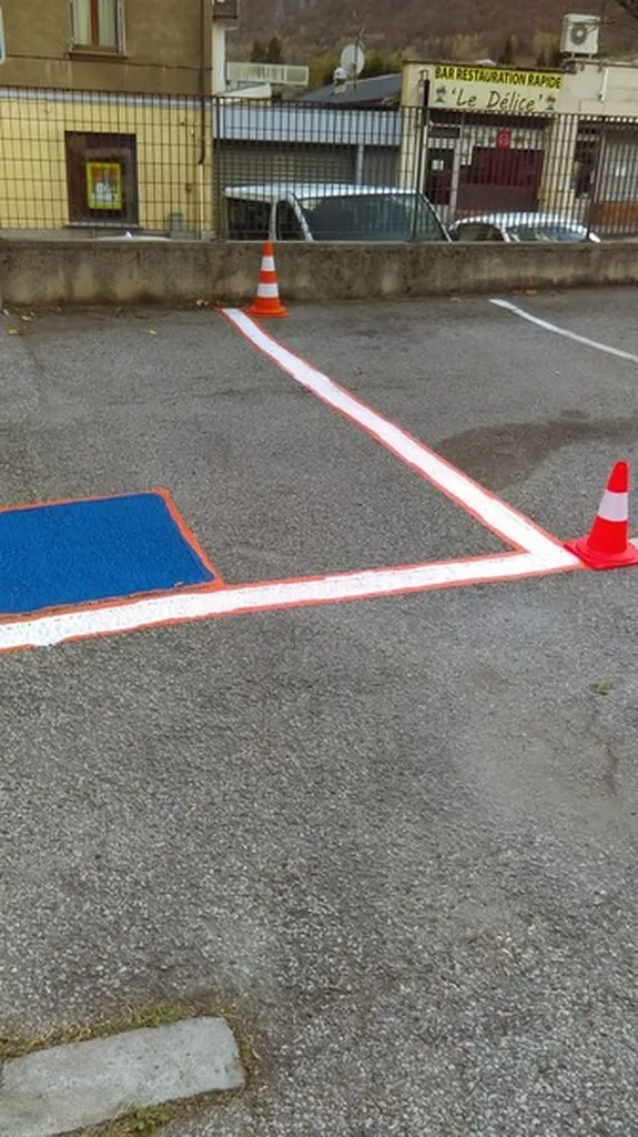 Réalisation de marquage stationnement PMR à Chambéry en Savoie : création de places handicapées conformes aux normes d'accessibilité