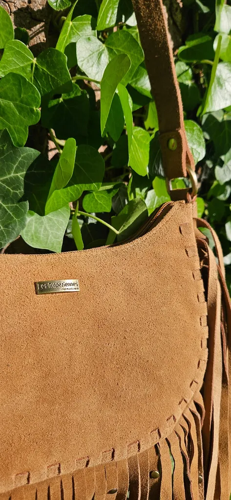 Sac Les Tropéziennes à franges en cuir camel chez Evasion à Eu