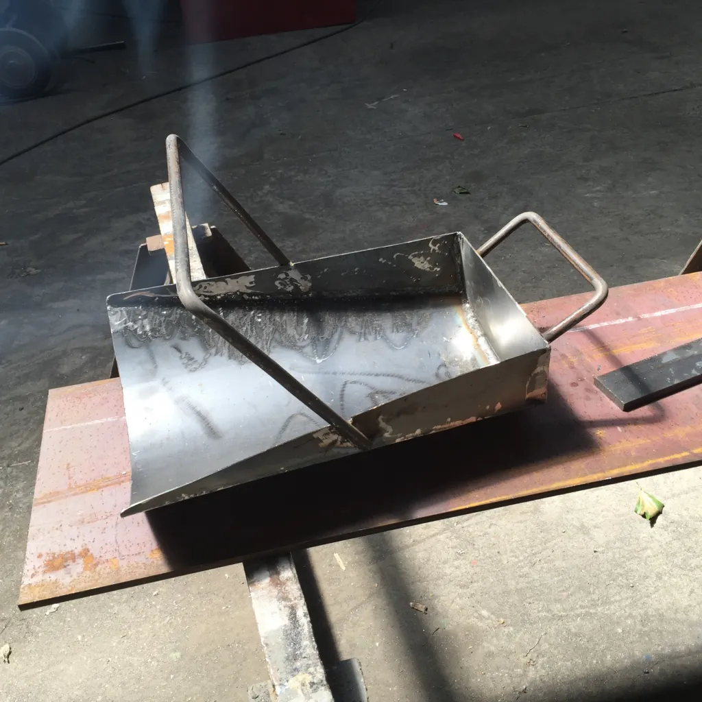 FABRICATION PELLE INOX ALIMENTAIRE OU ACIER FABRIQUEE SUR MESURE POUR PRISE ECHANTILLON A MARTIGUES BDR 13