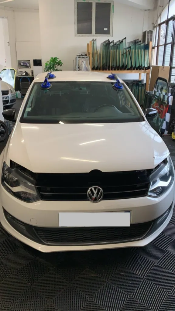 Remplacement de pare-brise Volkswagen Polo avec franchise offerte et chèque de 150 € chez Speed Glass Marseille 13013