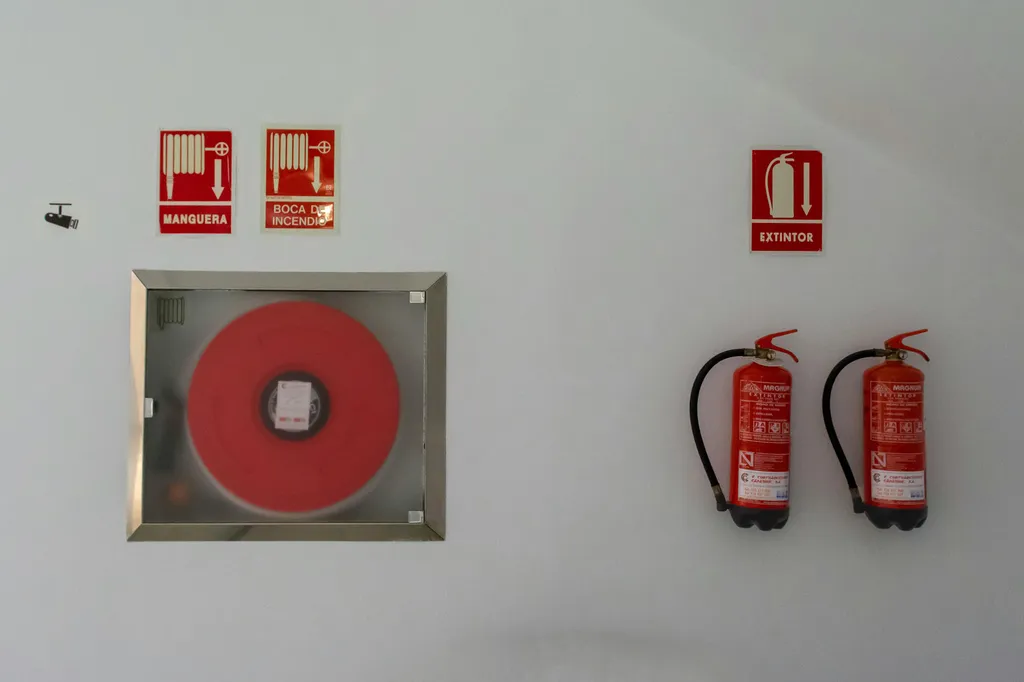 Équipements de sécurité incendie illustrant la mise en œuvre opérationnelle du Responsable unique de sécurité pour ERP à Bordeaux.