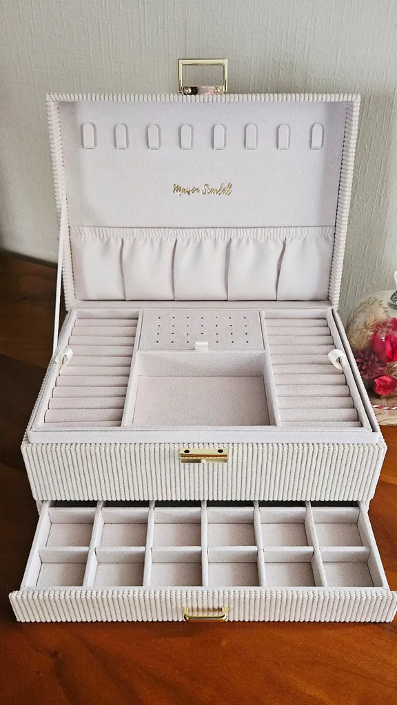 Boîte à bijoux Maison Scarlett modèle Denise en velours côtelé beige disponible chez Evasion Eu