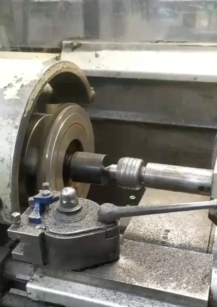 Usinage mécanique de précision : équilibrage dynamique et rectification de volant moteur pour véhicule historique de course