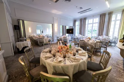 romantic table wedding in paris