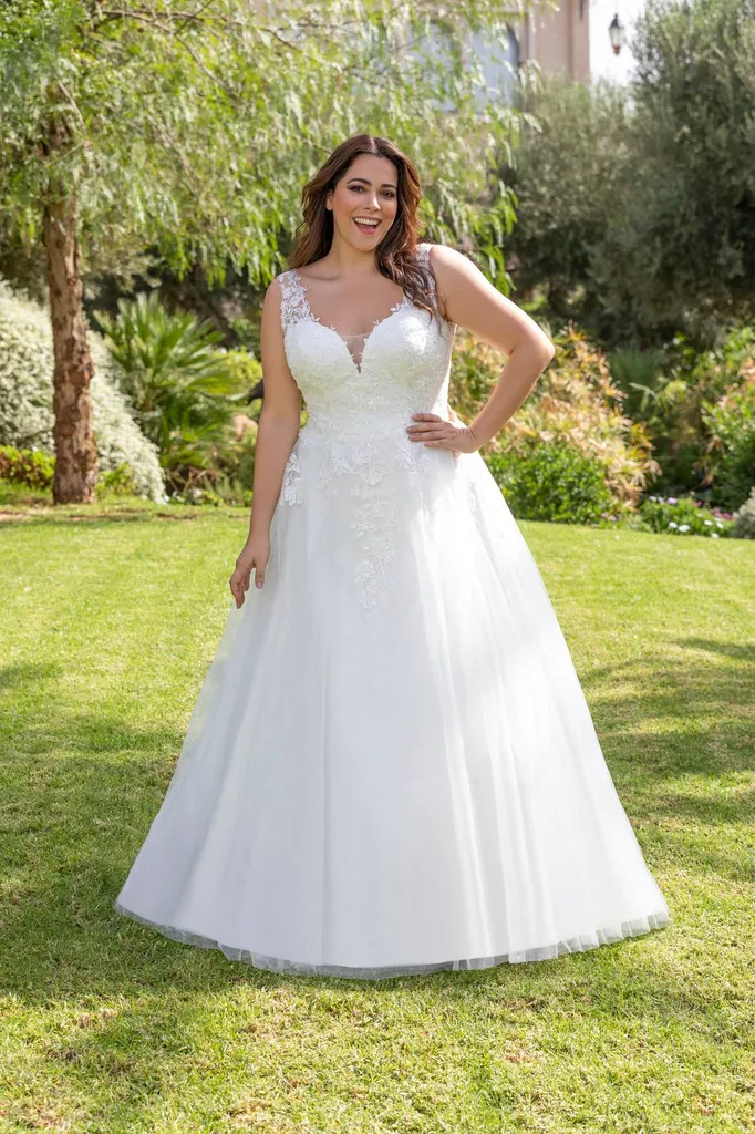 ROBE DE MARIÉE GRANDE TAILLE À MARSEILLE décolleté plongeant en forme de V orné de dentelle florale et de sequins chez Solution Cérémonie.