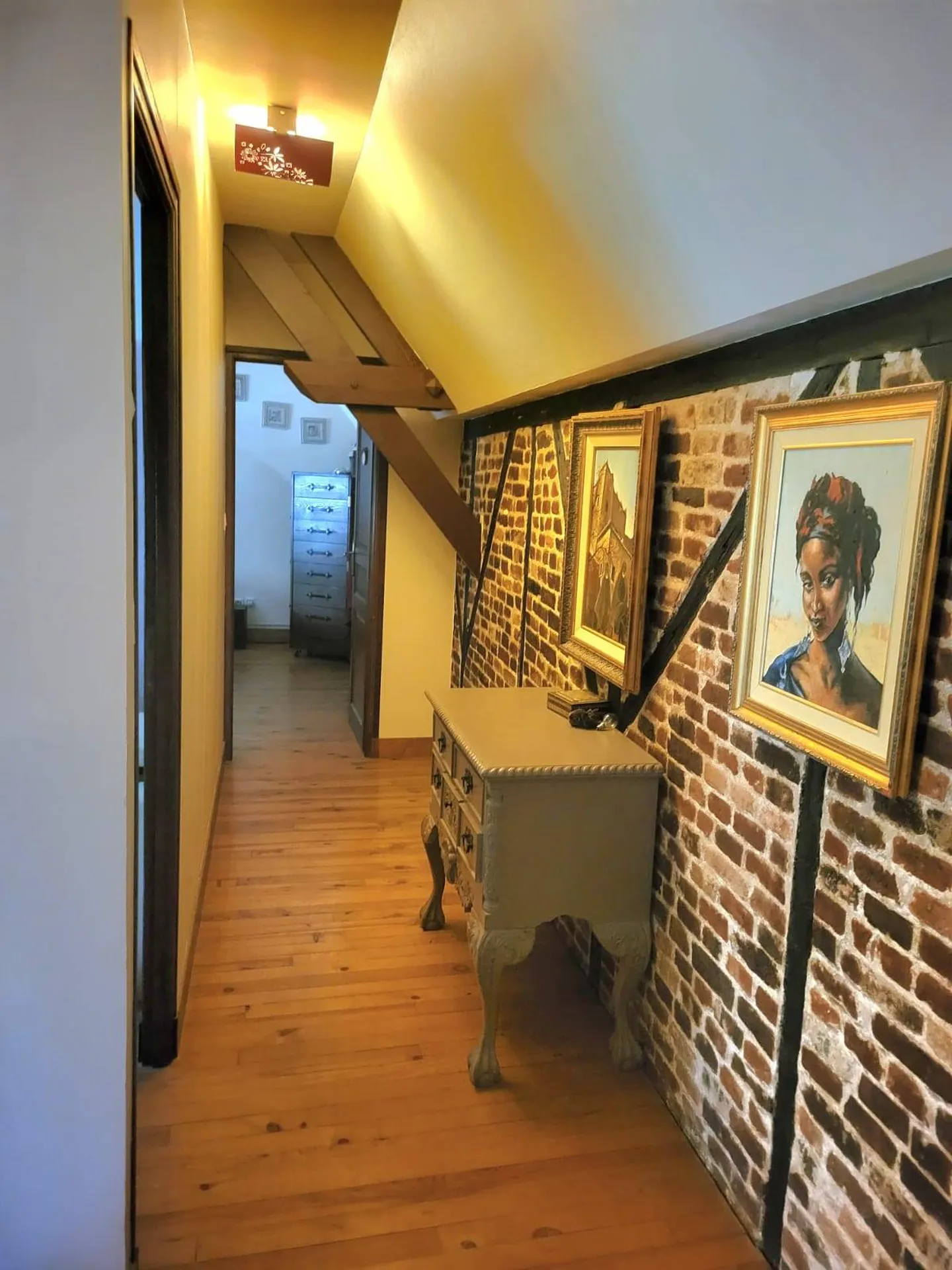 À 9 minutes de Lisieux (14100) et 40 minutes de Deauville (14800), authentique maison normande à colombages de 153 m² offrant une vie de plain-pied.