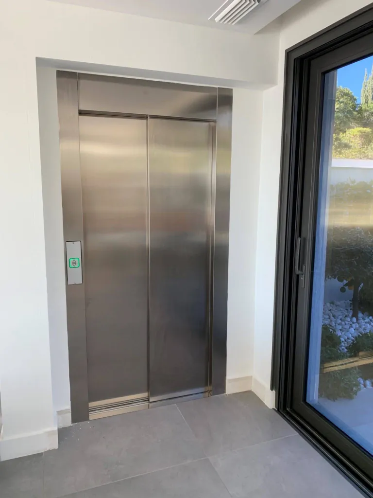 Les travaux de finition permettent un superbe rendu pour cet ascenseur de maison VIMEC en intérieur sur 3 niveaux avec accès d'équerre et portes télescopiques près de Fréjus entre Aix en Provence et Cannes