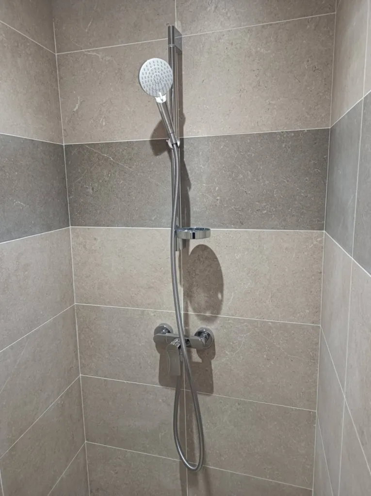 Douche a l'italienne avec barre de douche Grohé