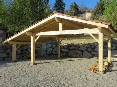 Abris voiture en ossature bois sur mesure avec toit double pente, structure durable et esthétique pour deux véhicules à Frontignan et Sète