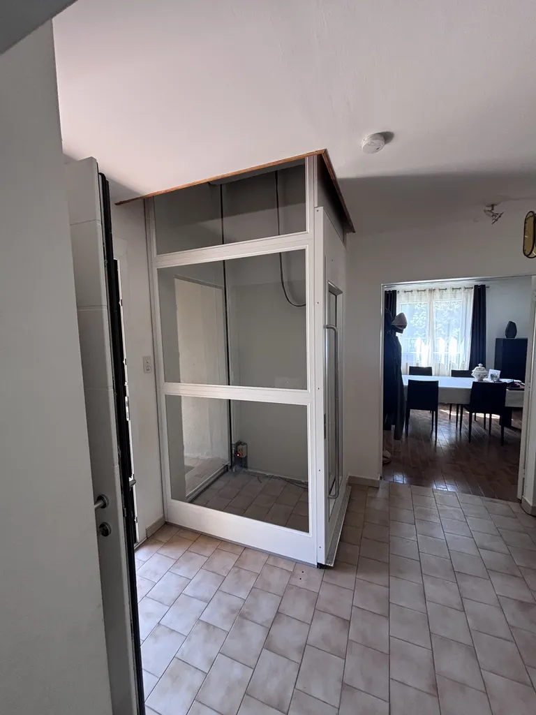 On dirait qu'il a toujours été là cet ascenseur de maison cet ascenseur de maison NAMILIFT PL501 dans cet maison en Avignon