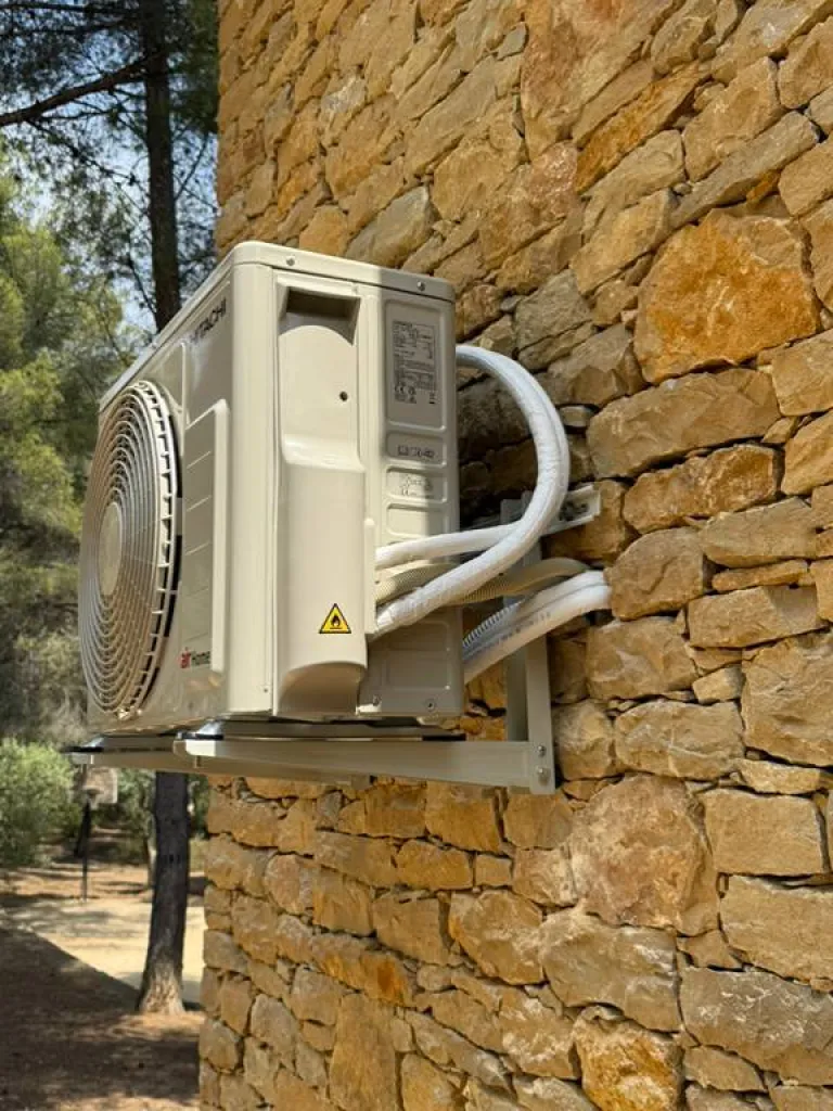 Pose d'une climatisation Hitachi dans une maison à La Cadière d'Azur dans le Var 