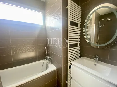 A louer maison contemporaine de 162 M² environ, parcelle environ 500 M² située dans un quartier résidentiel à Saint Germain en Laye, le calme, à proximité des écoles, collèges et lycées. 