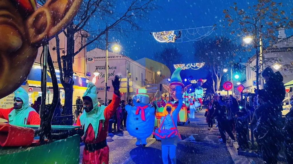 spectacle de noel deambulatoire pour fete de fin d'année à avignon dans la vaucluse 