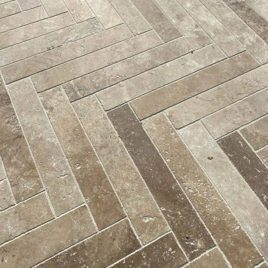 CHEVRON EN TRAVERTIN